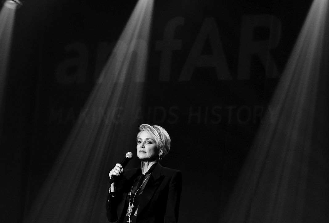Актриса Шэрон Стоун выступает на сцене во время amfAR Inspiration Gala, 29 октября 2015 года в Голливуде. Актриса Шэрон Стоун выступает на сцене во время amfAR Inspiration Gala.