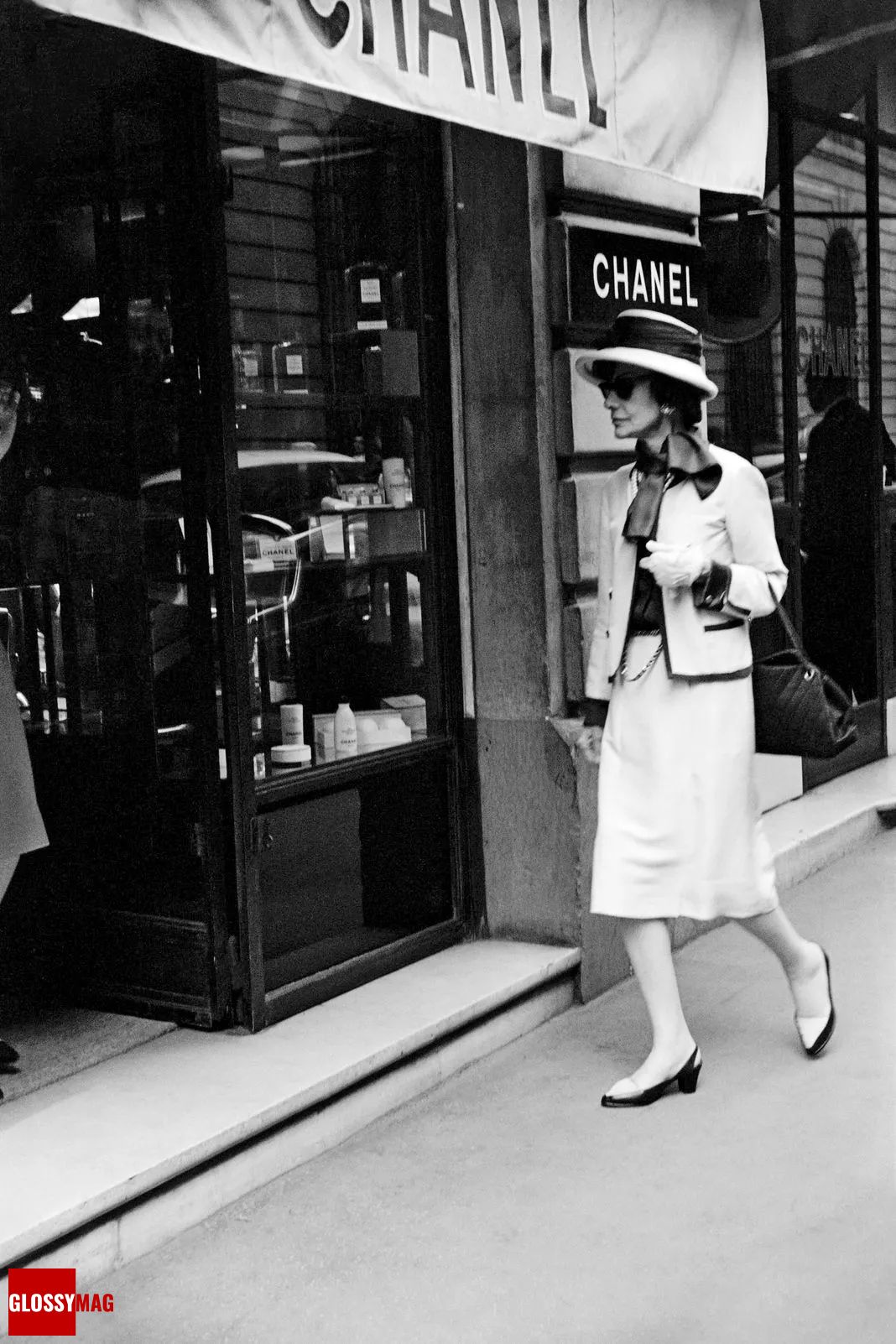 Дизайнер Коко Шанель заходит в бутик Chanel Коко Шанель заходит в бутик Chanel на улице Камбон