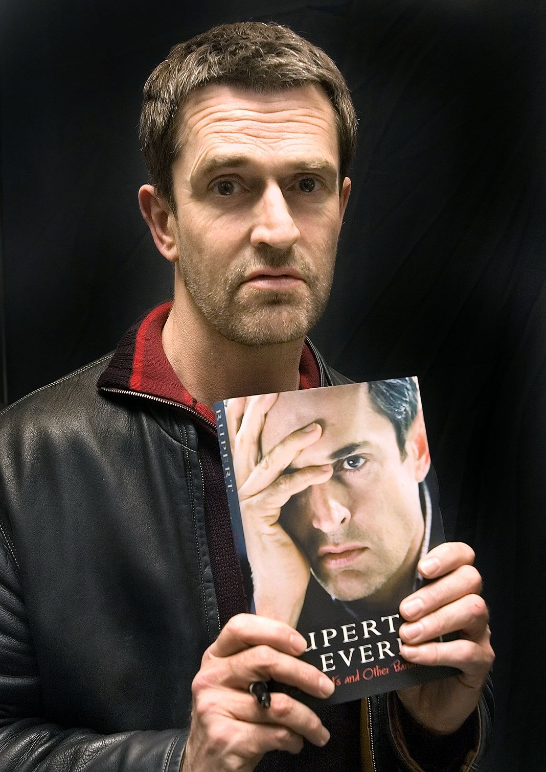 Руперт Эверетт с книгой о своей автобиографии, 20 января 2007 года в Западном Голливуде. Руперт Эверетт с книгой о своей автобиографии.
