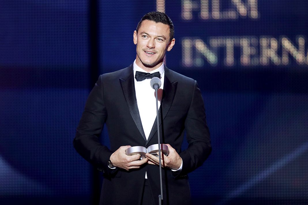 Люк Эванс выступает на сцене шоу GQ Men of the Year Award 2016, 10 ноября 2016 года в Берлине. Люк Эванс выступает на сцене шоу GQ Men of the Year Award 2016.