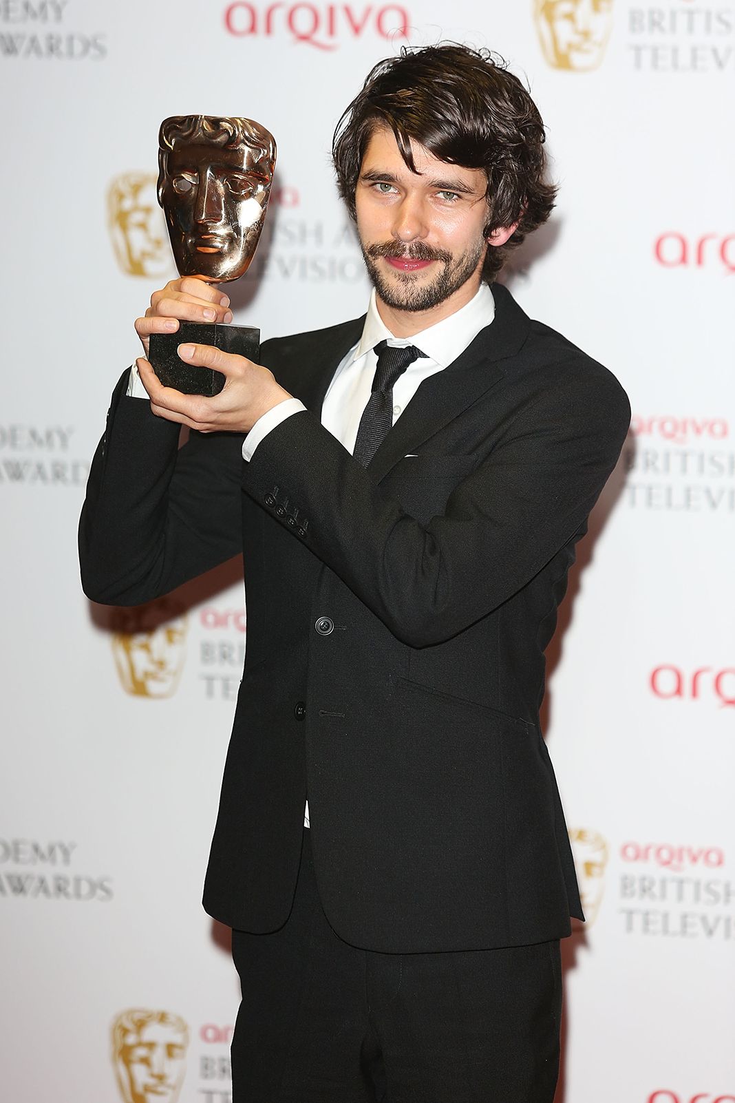Бен Уишоу с наградой за лучшую мужскую роль Arqiva British Academy Television Awards 2013 Бенджамин Джон Уишоу с наградой за лучшую мужскую роль