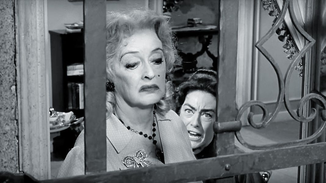 С Джоан Кроуфорд в фильме «Что случилось с малышкой Джейн» (1962) С Джоан Кроуфорд в фильме «Что случилось с малышкой Джейн»