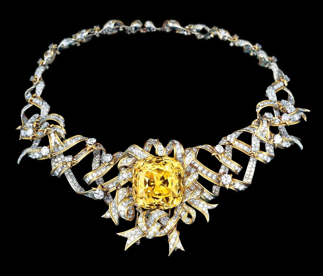 Tiffany & Co., колье из драгоценных лент с желтым бриллиантом Tiffany Diamond, созданное Жаном Шлюмберже Tiffany & Co., колье из драгоценных лент с желтым бриллиантом Tiffany Diamond