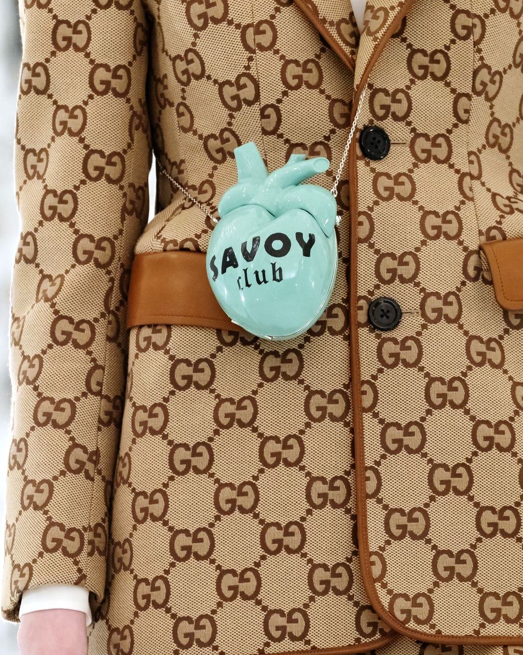 Детали шоу Gucci сезона осень/зима 2021 года look 3