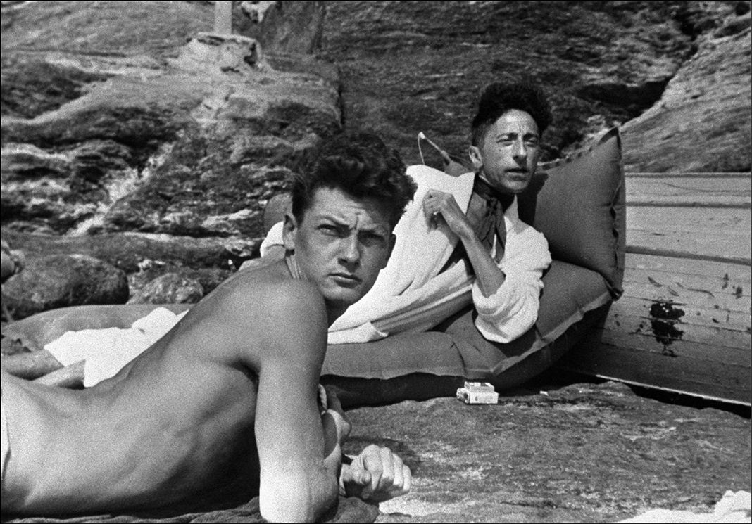 Жан Марэ и Жан Кокто на пляже во время отпуска в Прамускье, Франция, 1938 год. Жан Маре и Жан Кокто на пляже во время отпуска в Прамускье.