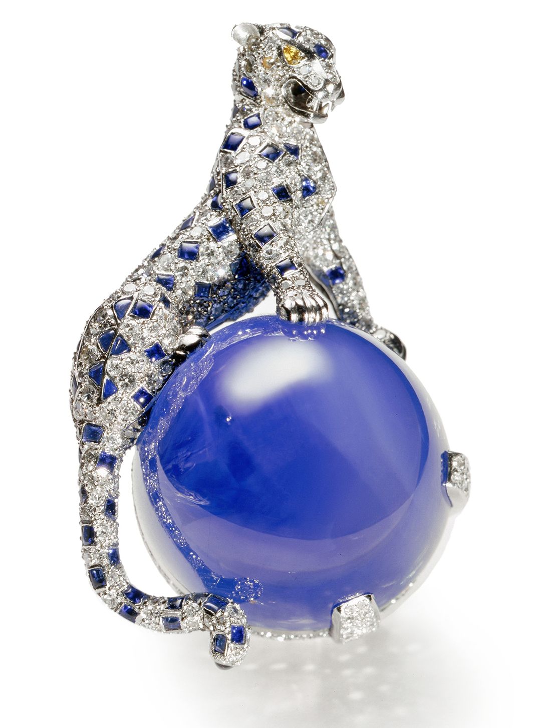 Брошь Cartier «Пантера» с 152-каратным сапфировым кабошоном Брошь Cartier «Пантера»