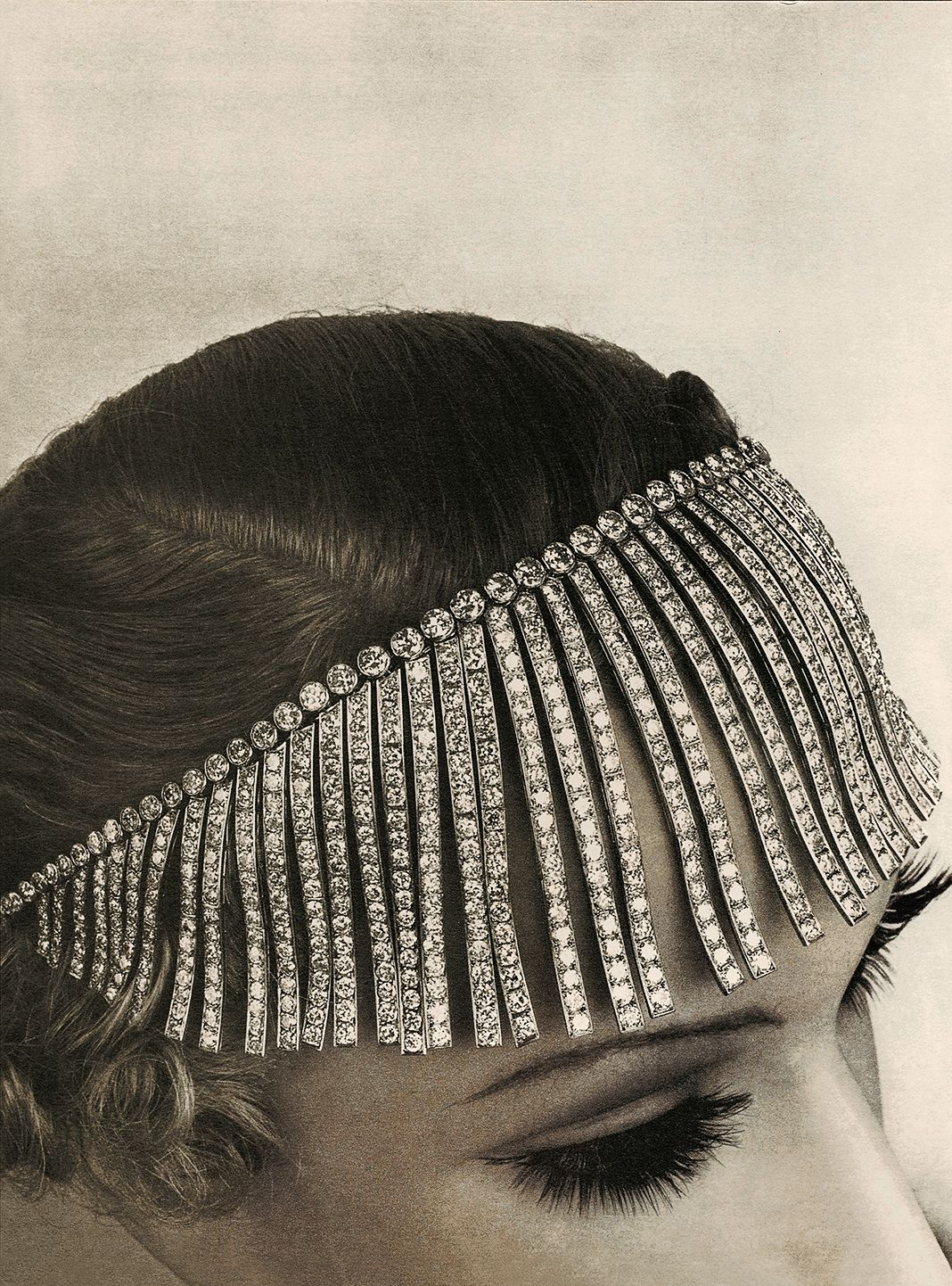 Chanel, ожерелье «Бахрома» из коллекции Bijoux de Diamants, созданной Габриэль Шанель в 1932 году. Фото: Robert Bresson ожерелье «Бахрома» из коллекции Bijoux de Diamants, созданной Габриэль Шанель в 1932 году. Фото: Robert Bresson
