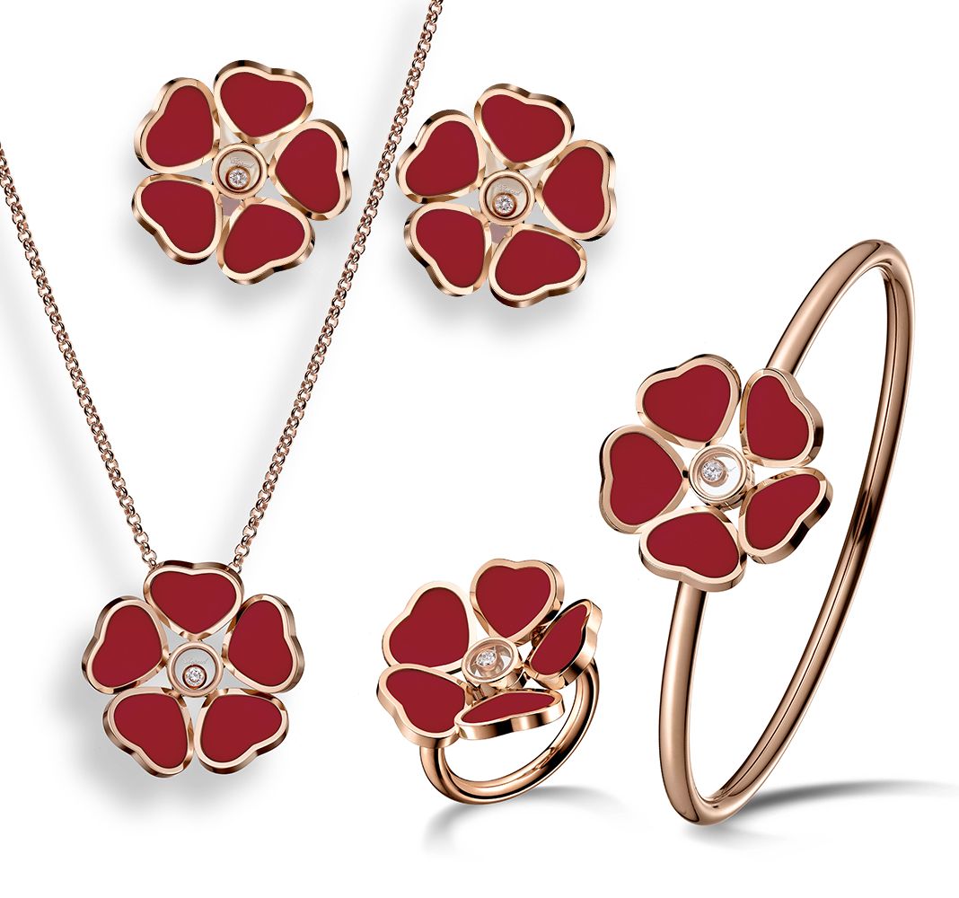 Украшения Chopard Happy Hearts Flowers из 18-каратного розового этичного золота, центральный элемент с плавающим бриллиантом, пять сердец красного цвета, образующих венчик
