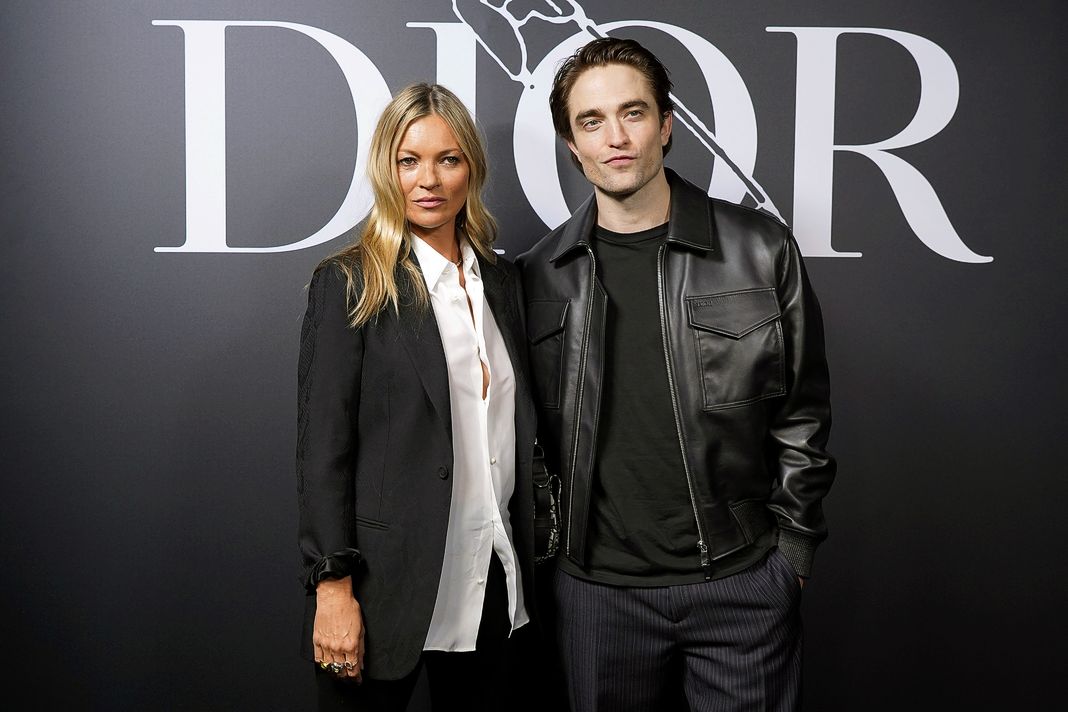 Кейт Мосс и Роберт Паттинсон на показе мужской одежды Dior Homme, 17 января 2020 года в Париже. Кейт Мосс и Роберт Паттинсон на показе мужской одежды Dior Homme.