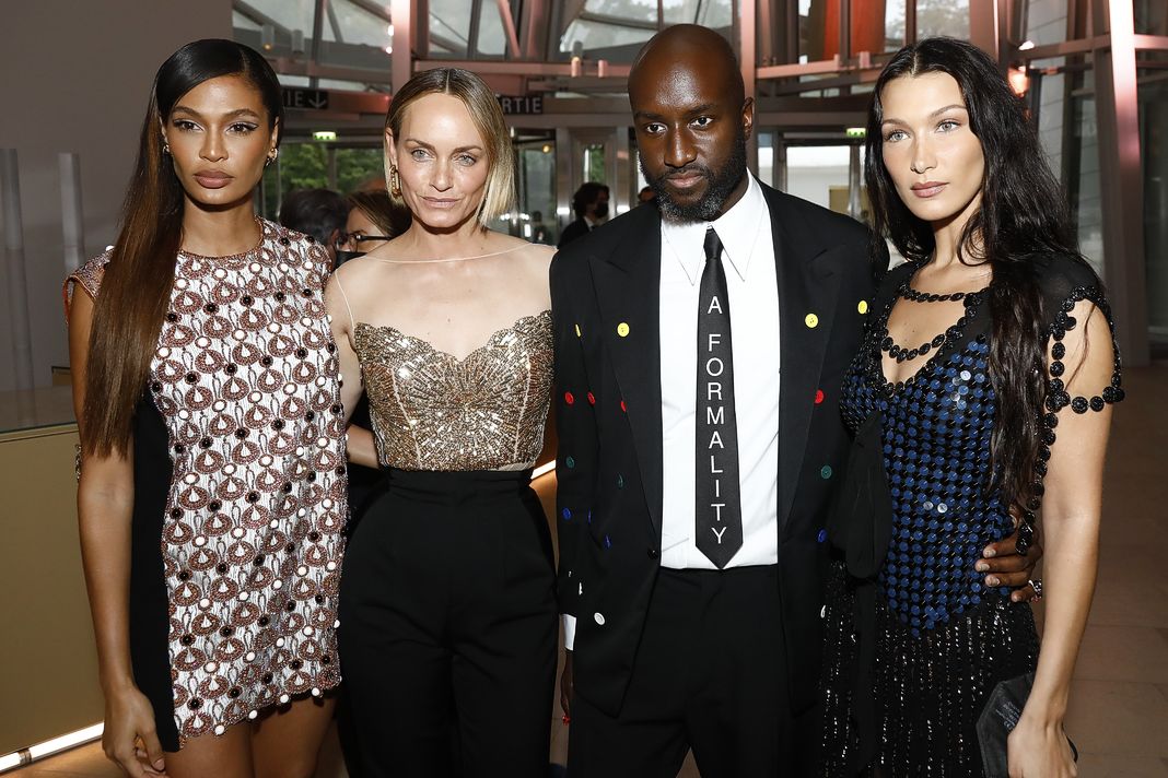 Джоан Смоллс, Эмбер Валлетта, Вирджил Абло и Белла Хадид на ужине Louis Vuitton Parfum Dinner.