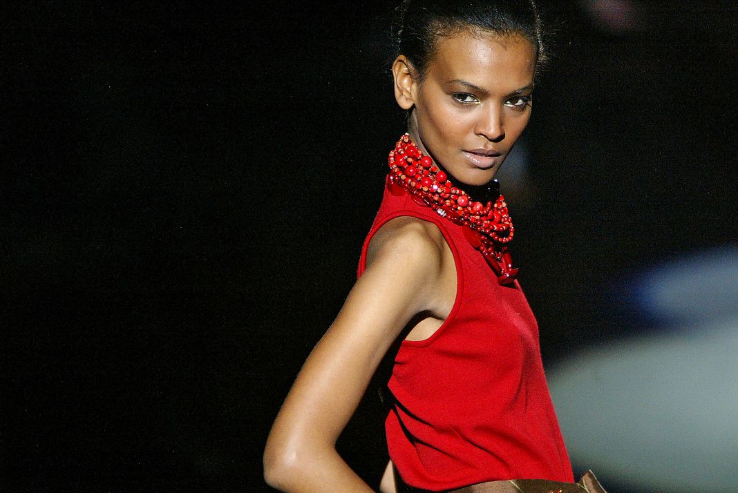 Модель Лия Кебеде идет по подиуму на показе мод Bill Blass Fall 2004 в Нью-Йорке, 10 февраля 2004 г. Модель Лия Кебеде идет по подиуму на показе мод Bill Blass Fall 2004.