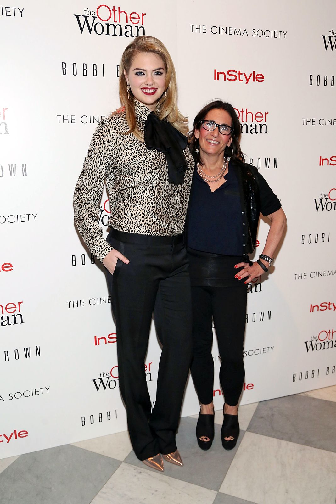 Актриса / модель Кейт Аптон и визажист Бобби Браун на показе InStyle «Другая женщина», 24 апреля 2014 года в Нью-Йорке. Актриса / модель Кейт Аптон и визажист Бобби Браун на показе InStyle «Другая женщина».