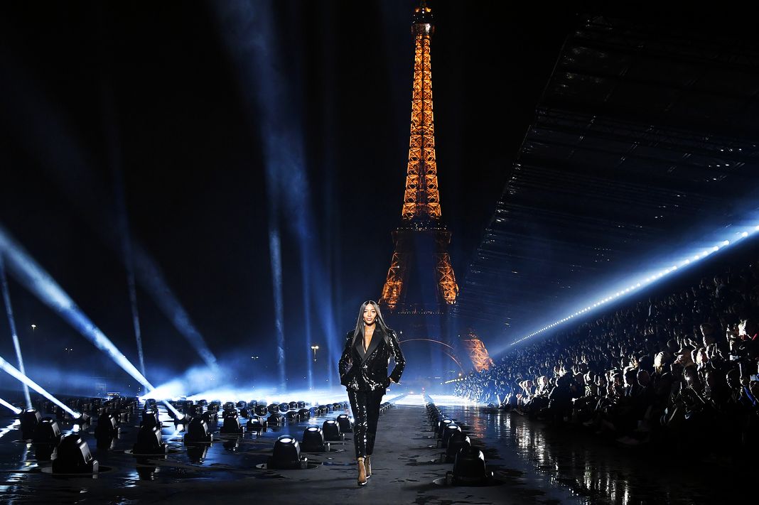 Наоми Кэмпбелл во время показа женской одежды Saint Laurent в Париже, 24 сентября 2019 г. Наоми Кэмпбелл во время показа женской одежды Saint Laurent.