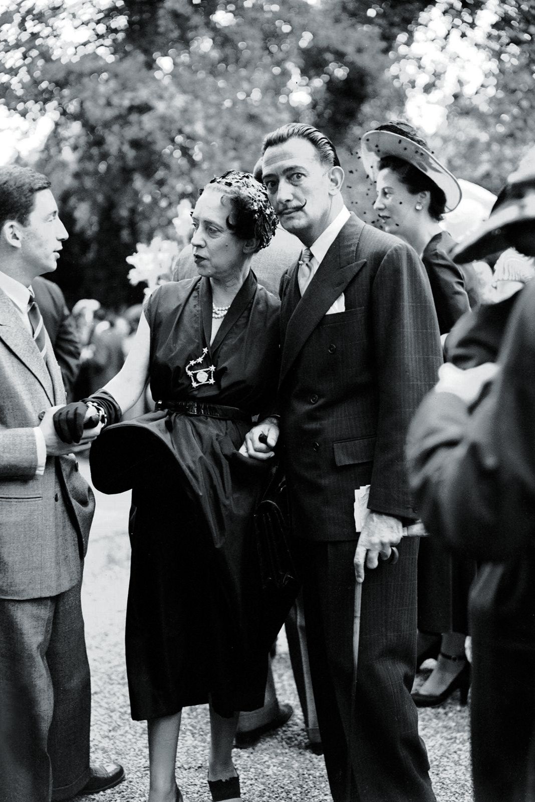 Эльза Скиапарелли и Сальвадор Дали, 1950.jpg Эльза Скиапарелли и Сальвадор Дали в Нёйи-сюр-Сен.