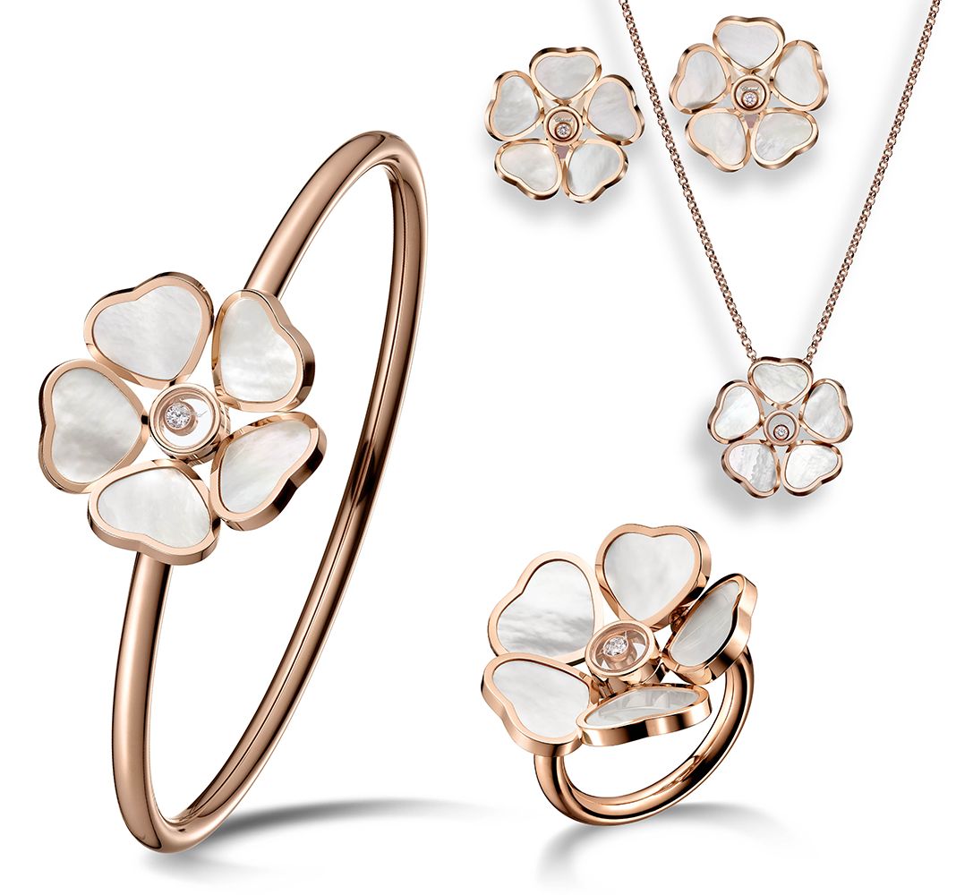 Украшения Chopard Happy Hearts Flowers из 18-каратного розового этичного золота, центральный элемент с плавающим бриллиантом, пять сердец из перламутра, образующих венчик