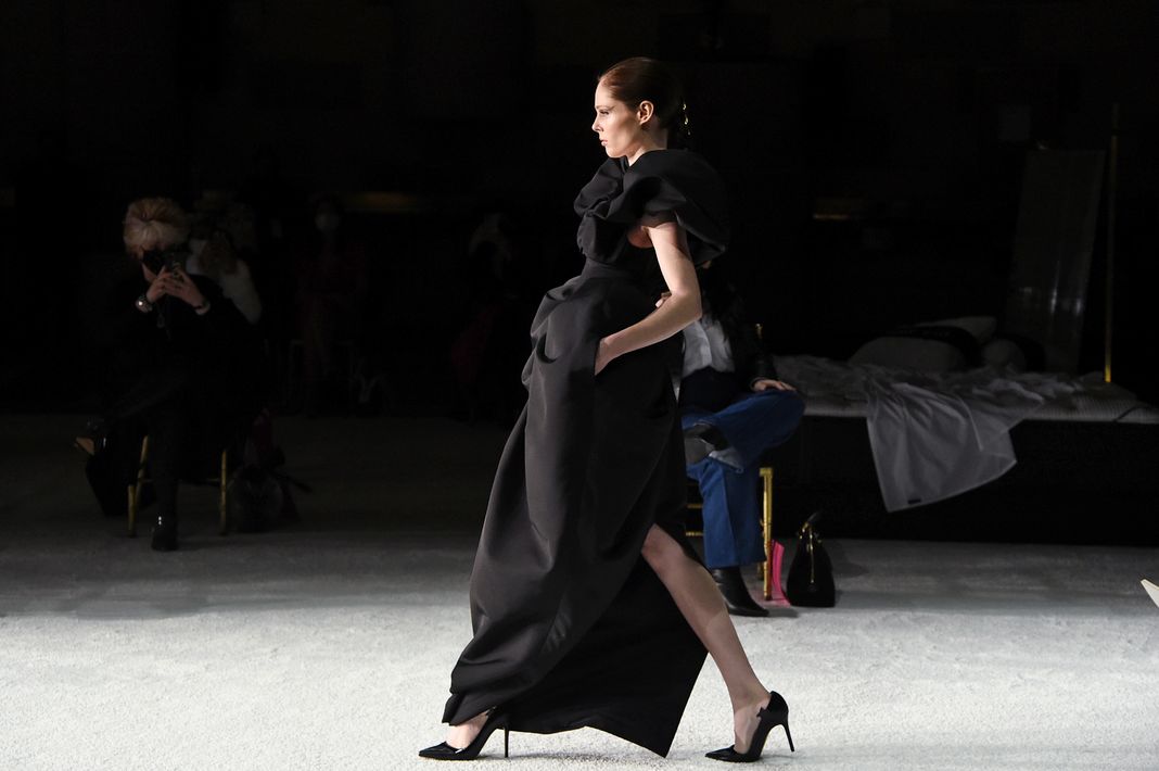 Коко Роча идет по подиуму во время показа Christian Siriano FW2021 NYFW.