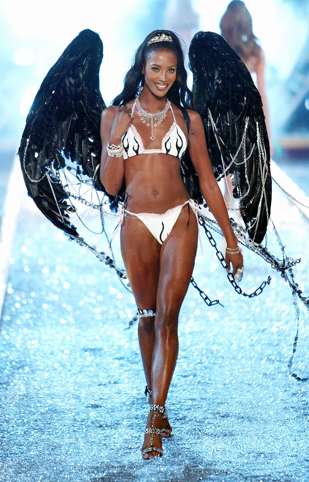 Супермодель Наоми Кэмпбелл на показе Victoria's Secret в Нью-Йорке, 13 ноября 2003 г. Супермодель Наоми Кэмпбелл на показе Victoria's Secret.