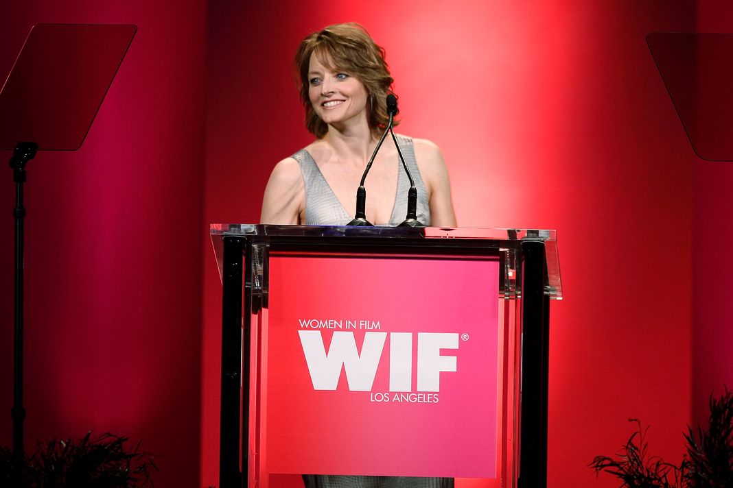 Джоди Фостер выступает на сцене на церемонии вручения наград Women In Film 2009 в Сенчури-Сити, 12 июня 2009 г. Джоди Фостер выступает на сцене на церемонии вручения наград Women In Film 2009
