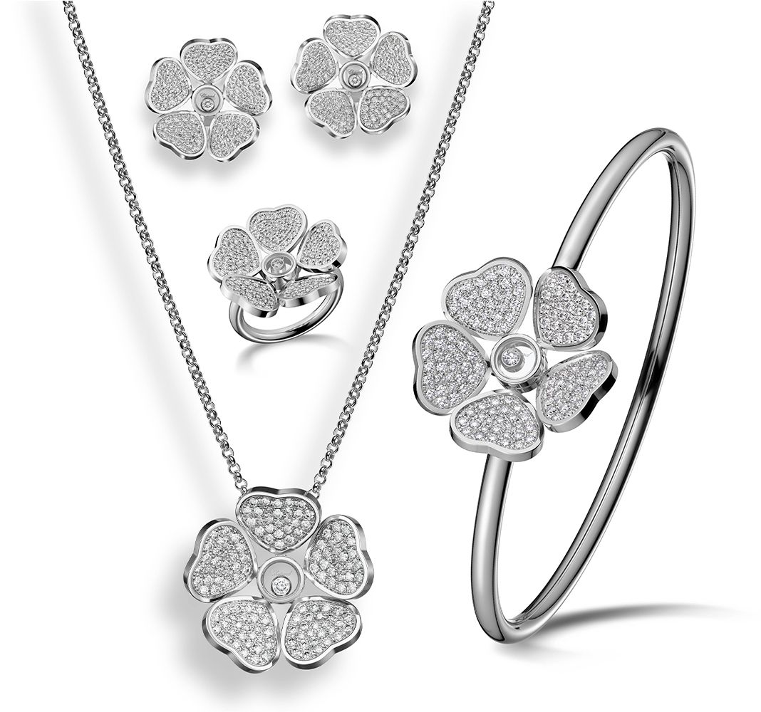 Украшения Chopard Happy Hearts Flowers из 18-каратного белого этичного золота, центральный элемент с плавающим бриллиантом, пять сердец с бриллиантами, образующих венчик