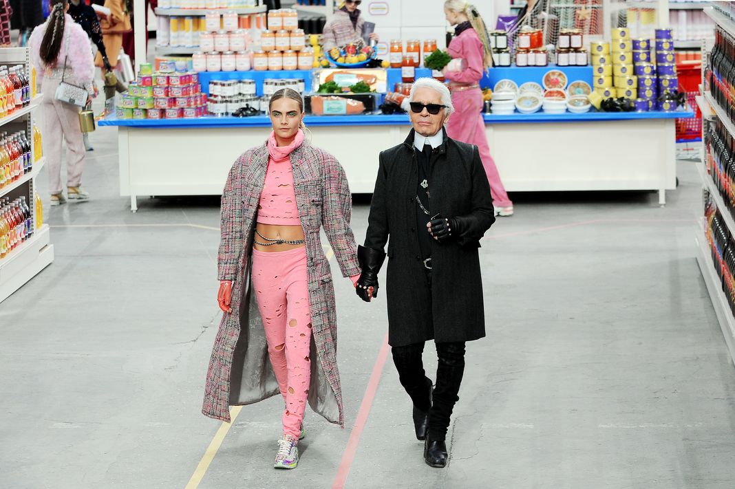 Модель Кара Делевинь на подиуме во время показа Chanel в рамках Недели женской одежды осень / зима 2015/2016, 10 марта 2015 года в Париже. Модельер Карл Лагерфельд и модель Кара Делевинь появляются в конце подиума во время показа Chanel.