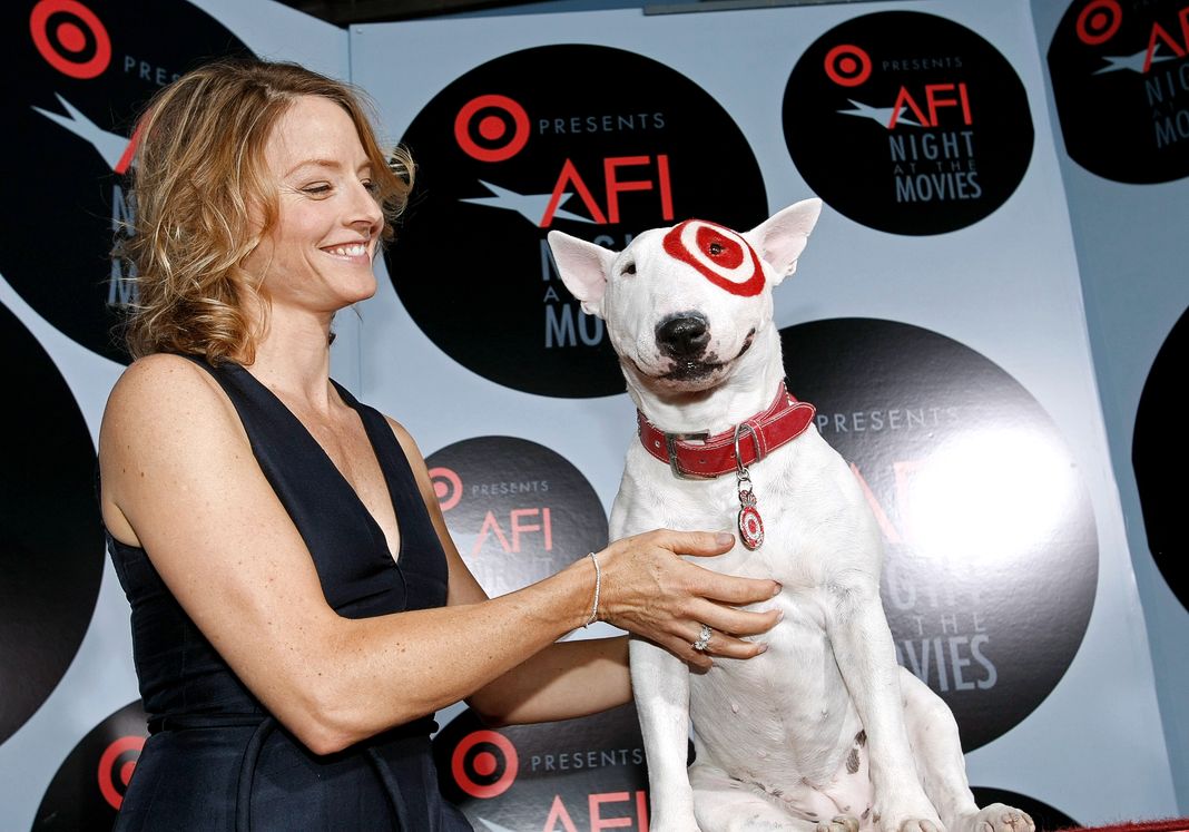Джоди Фостер с бультерьером Bullseye — официальным талисманом корпорации Target на AFI's Night At The Movies в Голливуде, 1 октября 2008 г. Джоди Фостер с бультерьером Bullseye — официальным талисманом корпорации Target на AFI's Night At The Movies