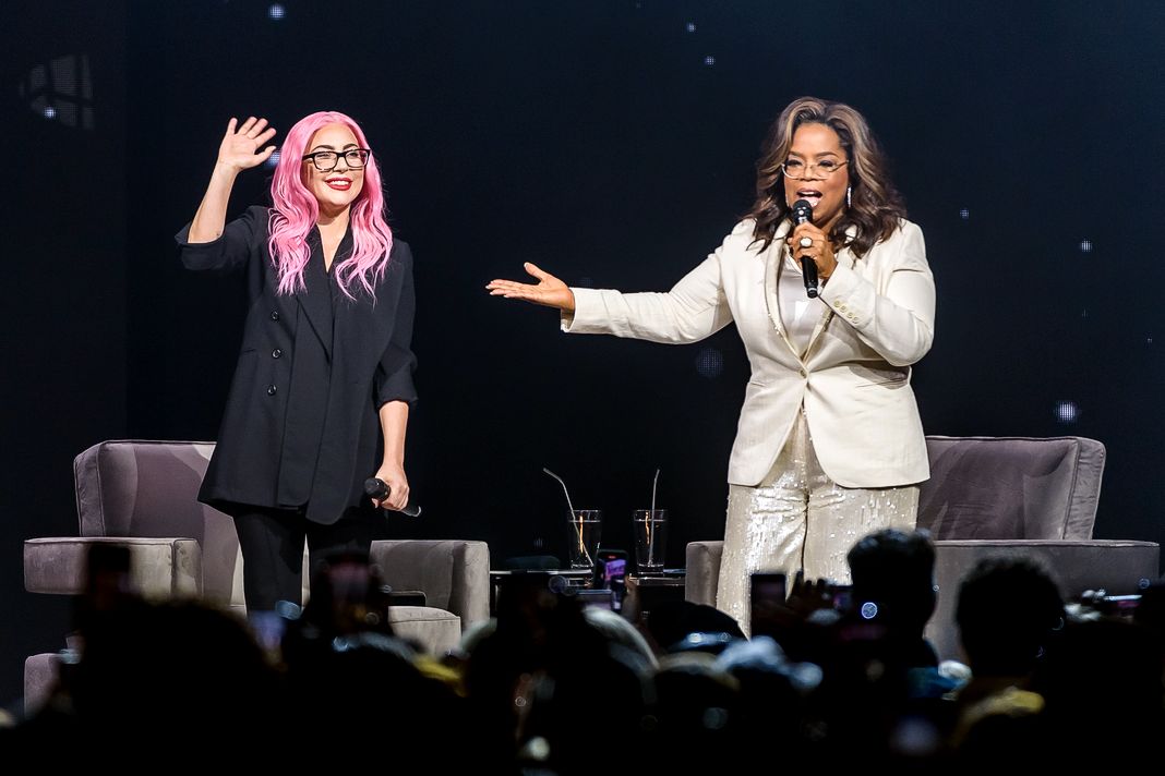 Леди Гага, Опра Уинфри во время тура Oprah's 2020 Vision: Your Life in Focus Tour в Санрайзе, 4 января 2020 г. Леди Гага, Опра Уинфри во время тура Oprah's 2020 Vision: Your Life in Focus Tour