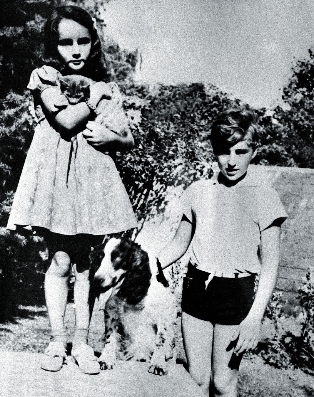 Молодая актриса стоит со своим братом Ховардом в саду, 1938 года. Молодая актриса стоит со своим братом Ховардом.