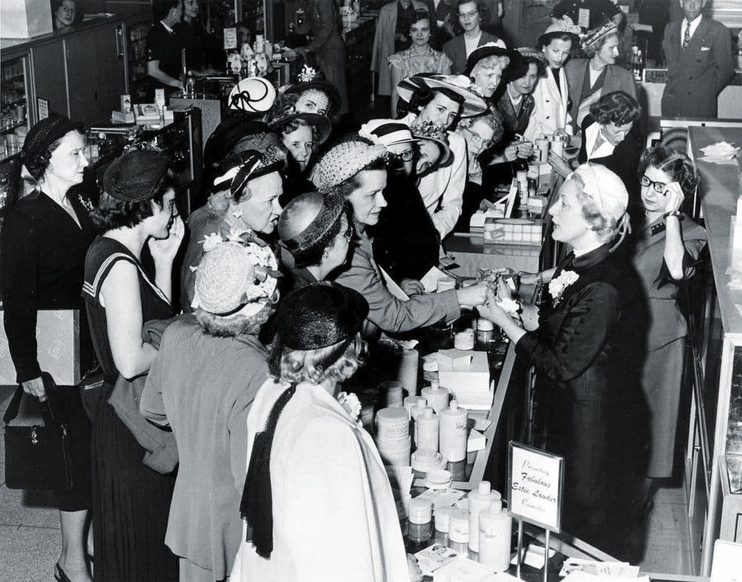 Предприниматель Эсте Лаудер у прилавка Estée Lauder в Sakowitz & Co. в Хьюстоне, 1951 г. Предприниматель Эсте Лаудер у прилавка Estée Lauder в Sakowitz & Co.