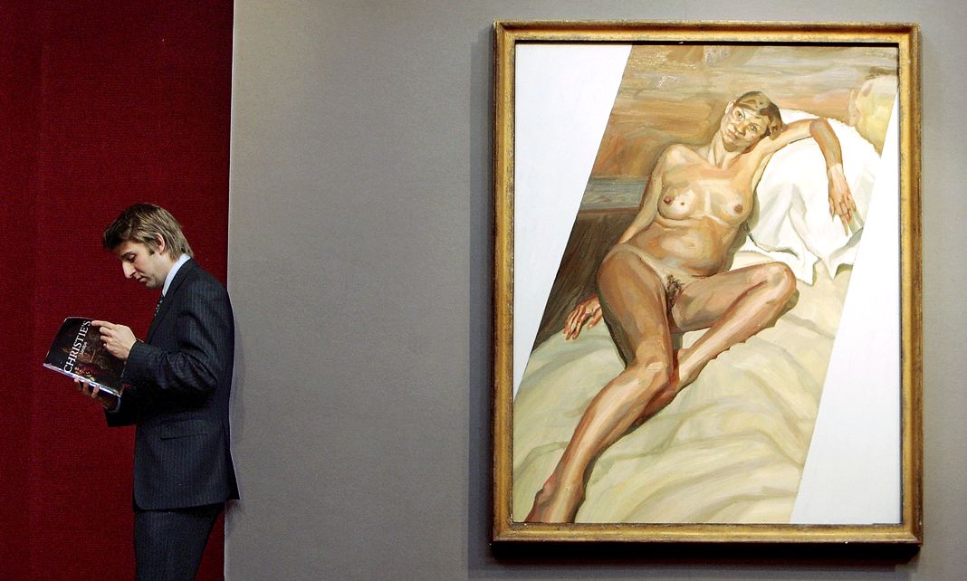 Мэтью Патон из аукционистов Christies стоит рядом с портретом обнаженной британской модели Кейт Мосс работы Люсьена Фрейда под названием «Обнаженный портрет 2002», октябрь 2004 года в Лондоне. Мэтью Патон из аукционистов Christies стоит рядом с портретом обнаженной британской модели Кейт Мосс работы Люсьена Фрейда под названием «Обнаженный портрет 2002».