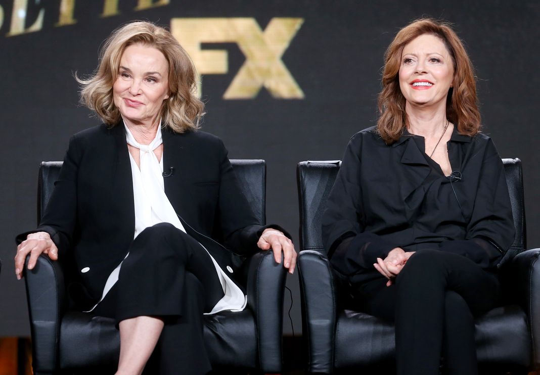 Джессика Лэнг, Сьюзан Сарандон представляют сериал «Вражда» во время пресс-тура Ассоциации телевизионных критиков 2017 в Пасадене, 12 января 2017 г. Джессика Лэнг, Сьюзан Сарандон представляют сериал «Вражда» во время пресс-тура Ассоциации телевизионных критиков 2017