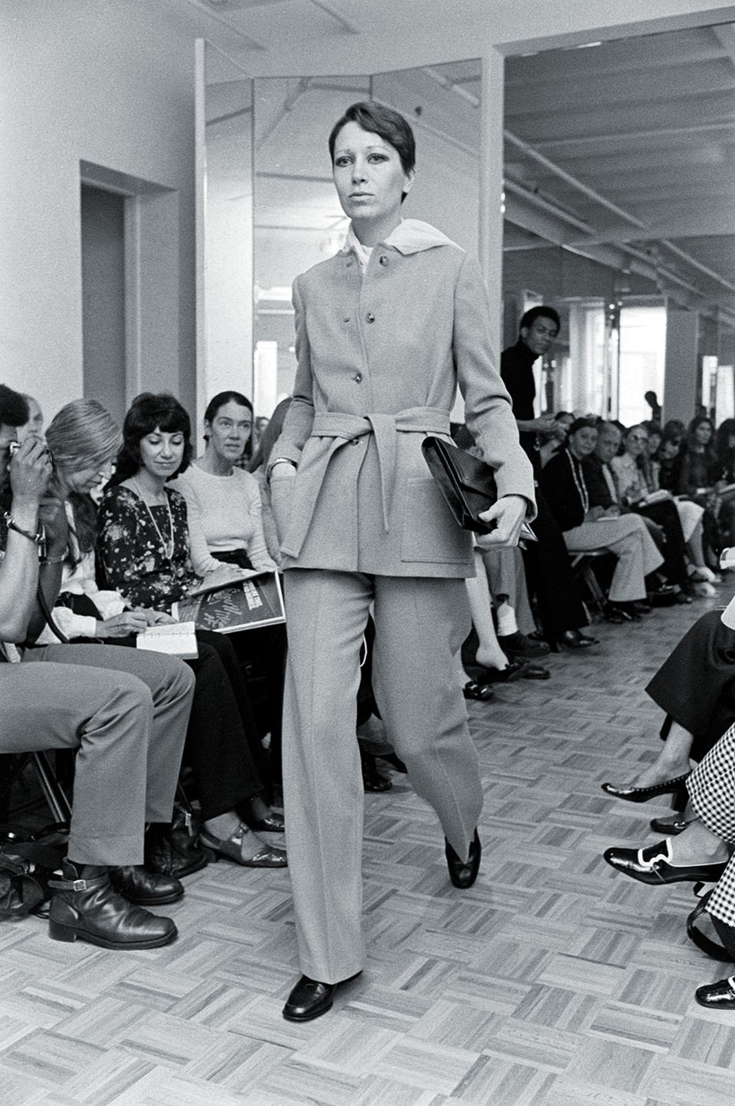 Модель Эльза Перетти в ансамбле из коллекции прет-а-порте Halston Originals осень 1972 Модель Эльза Перетти в ансамбле из коллекции прет-а-порте Halston Originals