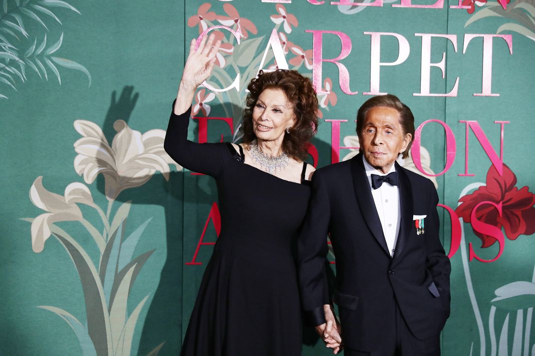 Софи Лорен и Валентино Гаравани на церемонии вручения награды Green Carpet Fashion Awards, 22 сентября 2019 года в Милане. Софи Лорен и Валентино Гаравани на церемонии вручения награды Green Carpet Fashion Awards.