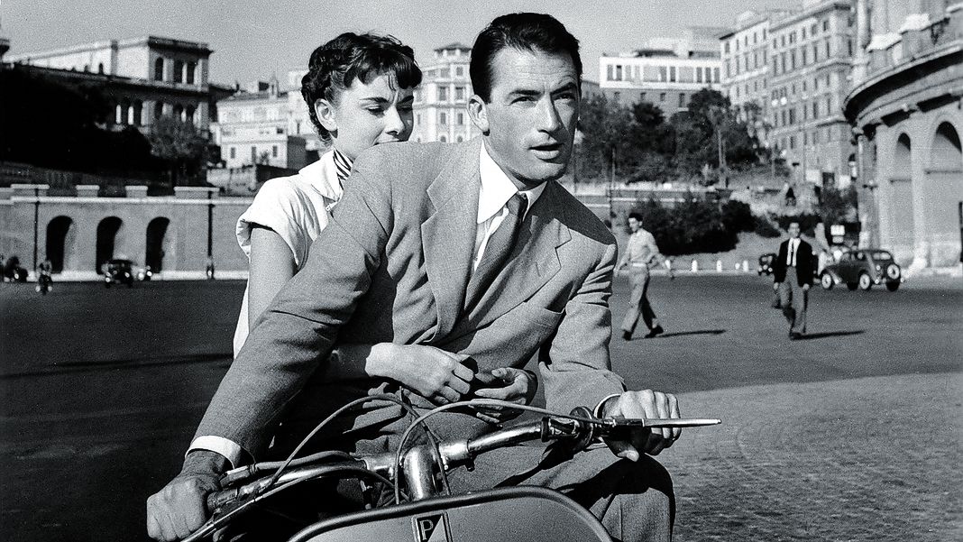 Грегори Пек с Одри Хепберн в фильме «Римские каникулы», 1953 года Грегори Пек с Одри Хепберн в фильме «Римские каникулы»