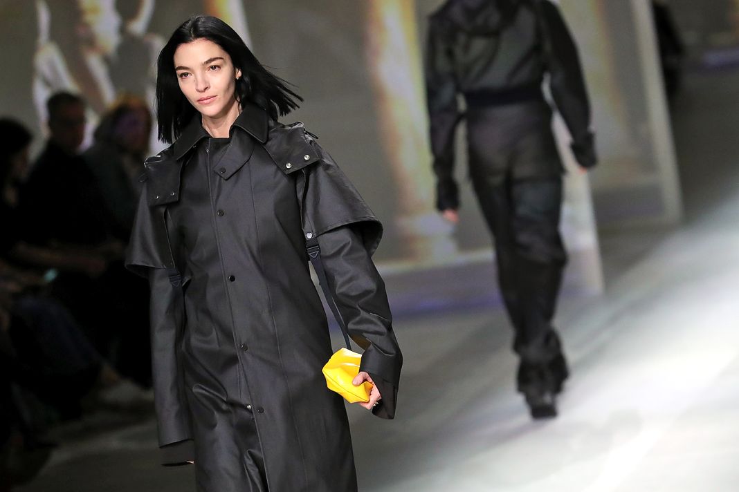 Мариякарла Босконо идет по подиуму во время показа мод Tod's в рамках Миланской недели моды в Милане, 21 февраля 2020 г. Мариякарла Босконо идет по подиуму во время показа мод Bottega Veneta в рамках Миланской недели моды.