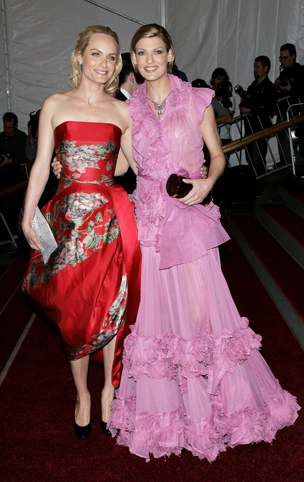 Модели Эмбер Валлетта и Линда Евангелиста посещают Metropolitan Museum of Art Costume Institute Benefit Gala: Anglomania