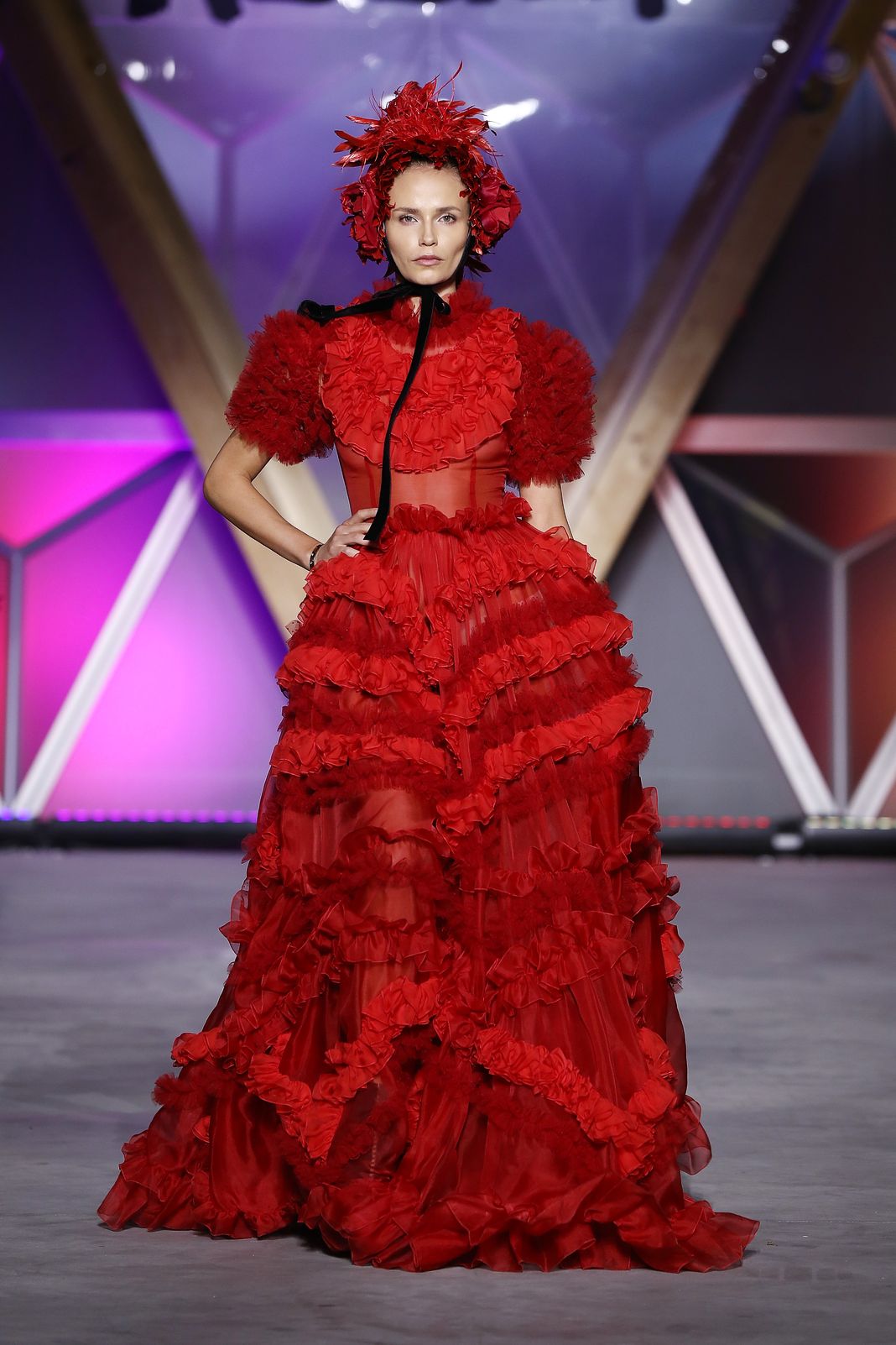 Наташа Поли идет по подиуму Fashion for Relief Cannes 2018 во время 71-го ежегодного Каннского кинофестиваля в Каннах, 13 мая 2018 г. Наташа Поли идет по подиуму Fashion for Relief Cannes 2018 во время 71-го ежегодного Каннского кинофестиваля.
