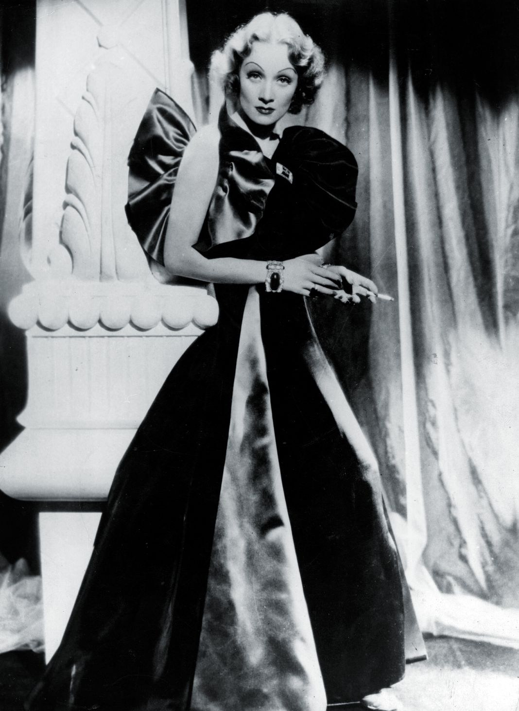 Марлен Дитрих в фильме «Дьявол - это женщина», 1935 г. Марлен Дитрих в фильме «Дьявол - это женщина».