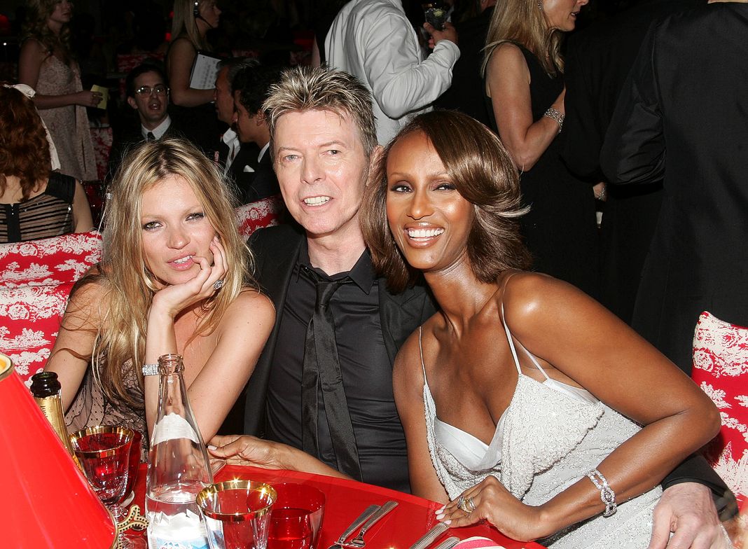 Кейт Мосс, Дэвид Боуи и его жена Иман на званом ужине 2005 CFDA Awards, 6 июня 2005 года в Нью-Йорке. Кейт Мосс, Дэвид Боуи и его жена Иман на званом ужине 2005 CFDA Awards.