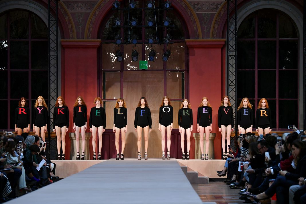 Модели во время шоу Sonia Rykiel в рамках Недели женской моды