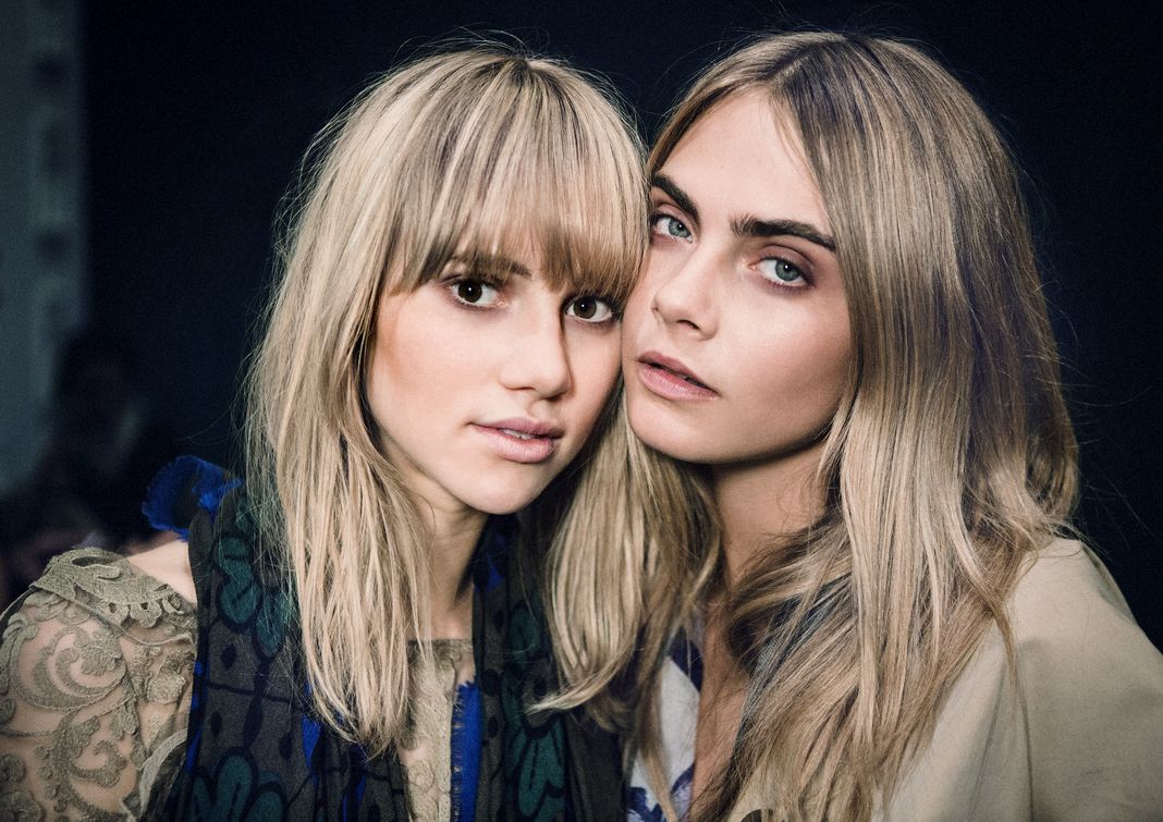 Модели Сьюки Уотерхаус и Кара Делевинь на мероприятии Burberry, 24 апреля 2014 года в Шанхае. Модели Сьюки Уотерхаус и Кара Делевинь на мероприятии Burberry.