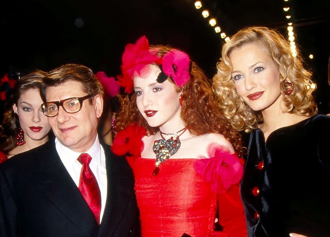 Ив Сен-Лоран, Карен Мюлдер с моделями после шоу Saint Laurent Ready to Wear AW 1994-95 в Париже, 9 марта 1994 г. Ив Сен-Лоран, Карен Мюлдер с моделями после шоу Saint Laurent Ready to Wear AW 1994-95