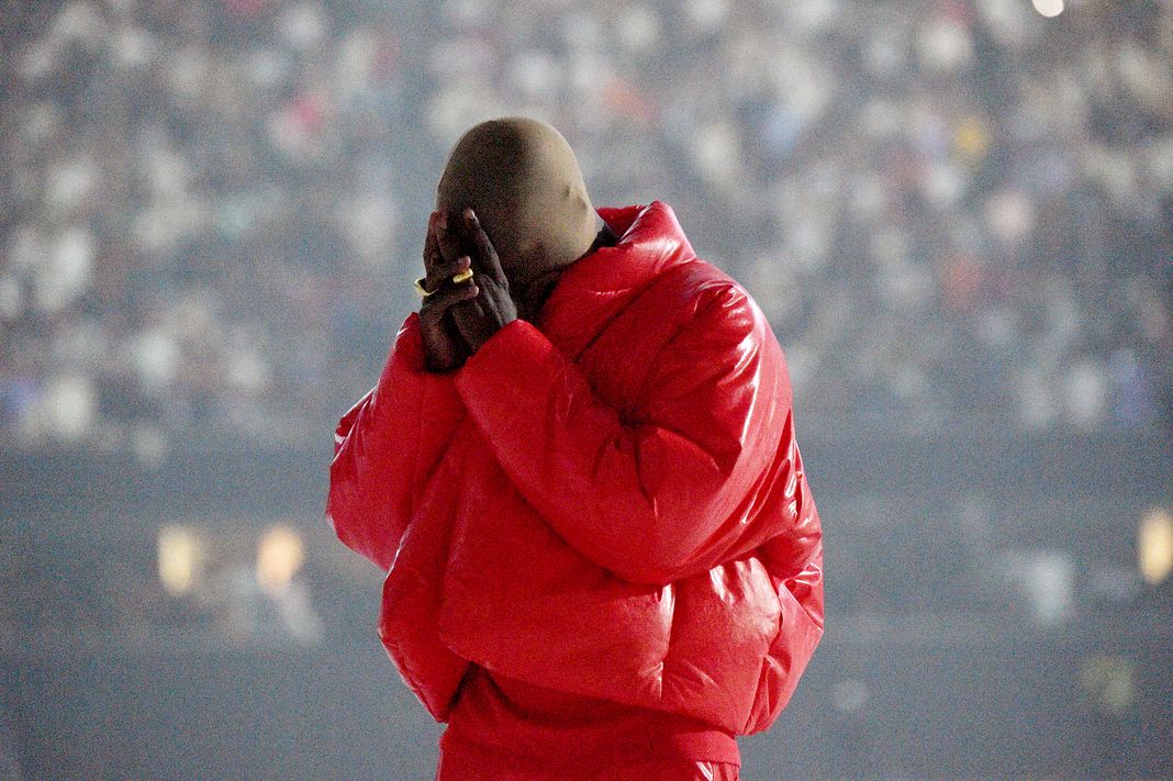 Канье Уэст слушает альбом «Donda by Kanye West» в Атланте, 22 июля 2021 г. Канье Уэст слушает альбом «Donda by Kanye West» в Атланте