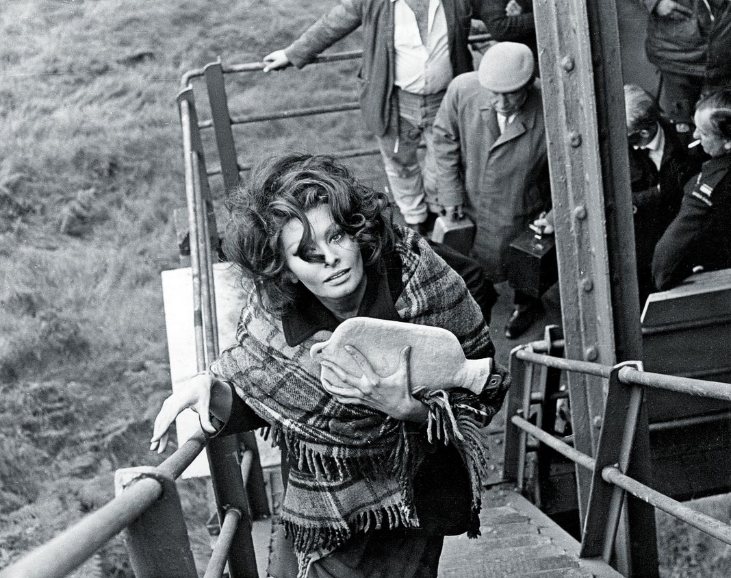 Софи Лорен во время съемок фильма «Арабески», Уэльс, 22 августа 1965 года. Софи Лорен во время съемок фильма «Арабески».