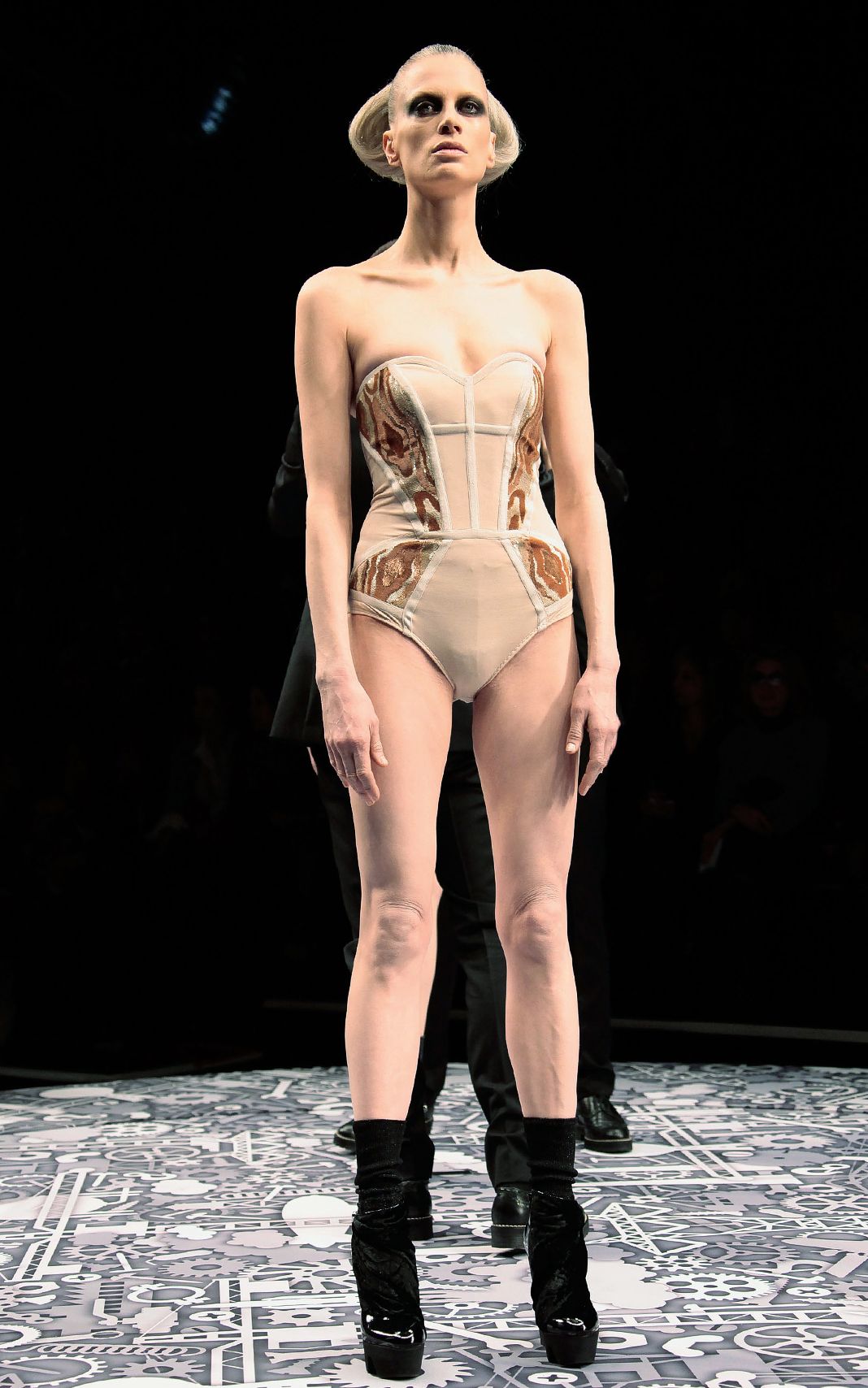 На показе Viktor & Rolf Ready to Wear.