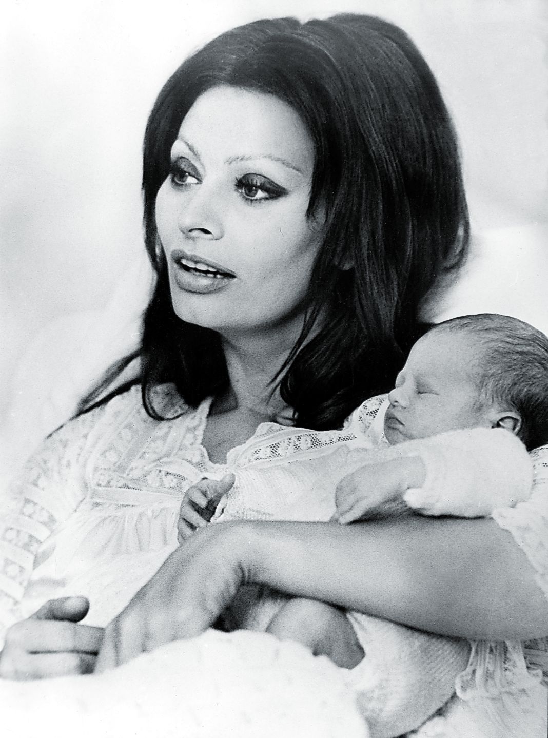 Актриса с маленьким сыном Эдоардо Понти, Швейцария, 1973 год. Актриса с маленьким сыном Эдоардо Понти.