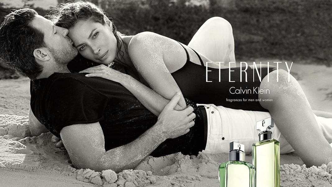 В рекламной кампании парного аромата Eternity Calvin Klein 2014 Кристи Тарлингтон с мужем Эдвард Бернс, в рекламной кампании парного аромата Eternity Calvin Klein 2014