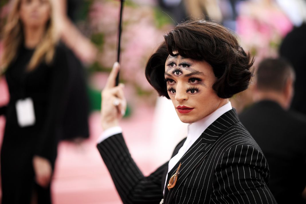 Эзра Миллер на Met Gala 2019: Notes on Fashion в Нью-Йорке, 6 мая 2019 г. Эзра Миллер на Met Gala 2019: Notes on Fashion в Нью-Йорке, 6 мая 2019 г.