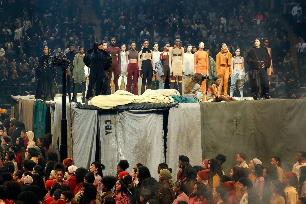 Лия Кебеде, Наоми Кэмпбелл и Вероника Уэбб на сцене Kanye West Yeezy Season 3 в Нью-Йорке, 11 февраля 2016 г. Лия Кебеде, Наоми Кэмпбелл и Вероника Уэбб на сцене Kanye West Yeezy Season 3 в Нью-Йорке, 11 февраля 2016 г.