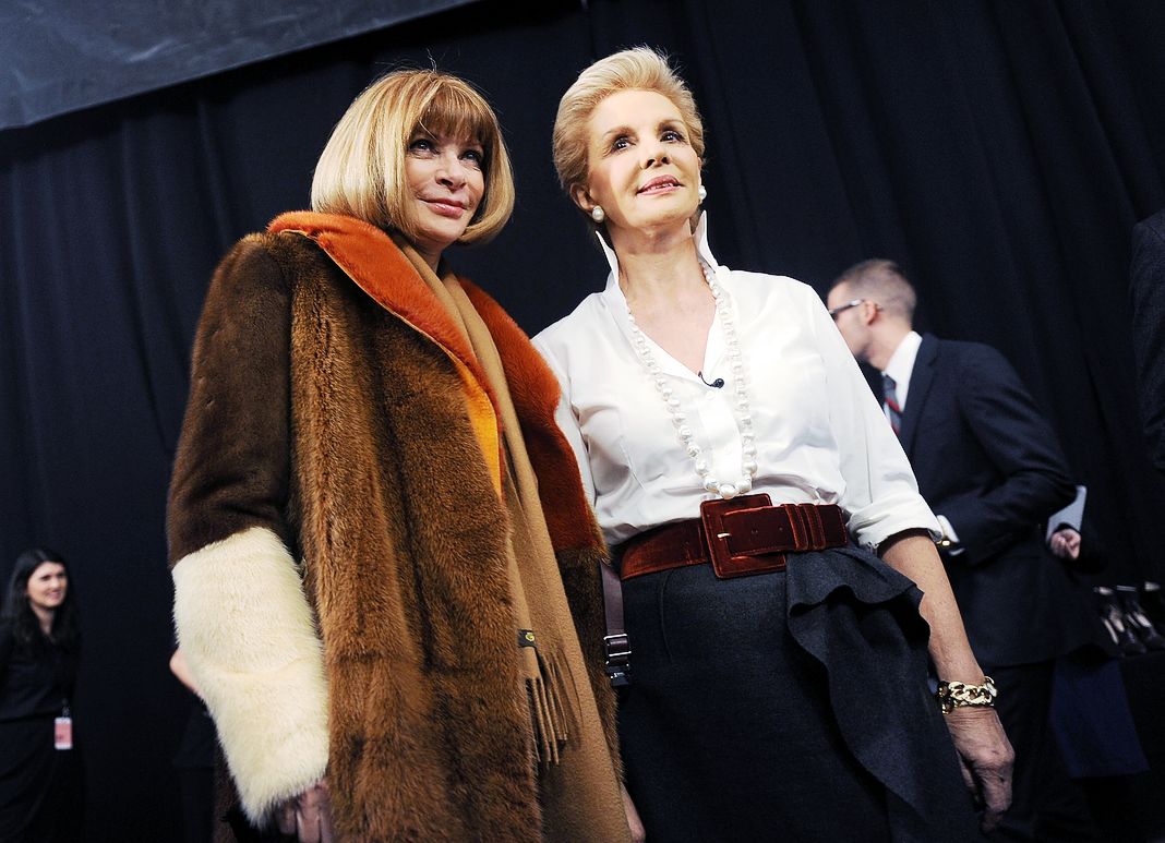 Анна Винтур и Каролина Эррера на шоу Carolina Herrera Fall 2012 во время Недели моды в Нью-Йорке, 13 февраля 2012 г. Анна Винтур и Каролина Эррера на шоу Carolina Herrera Fall 2012