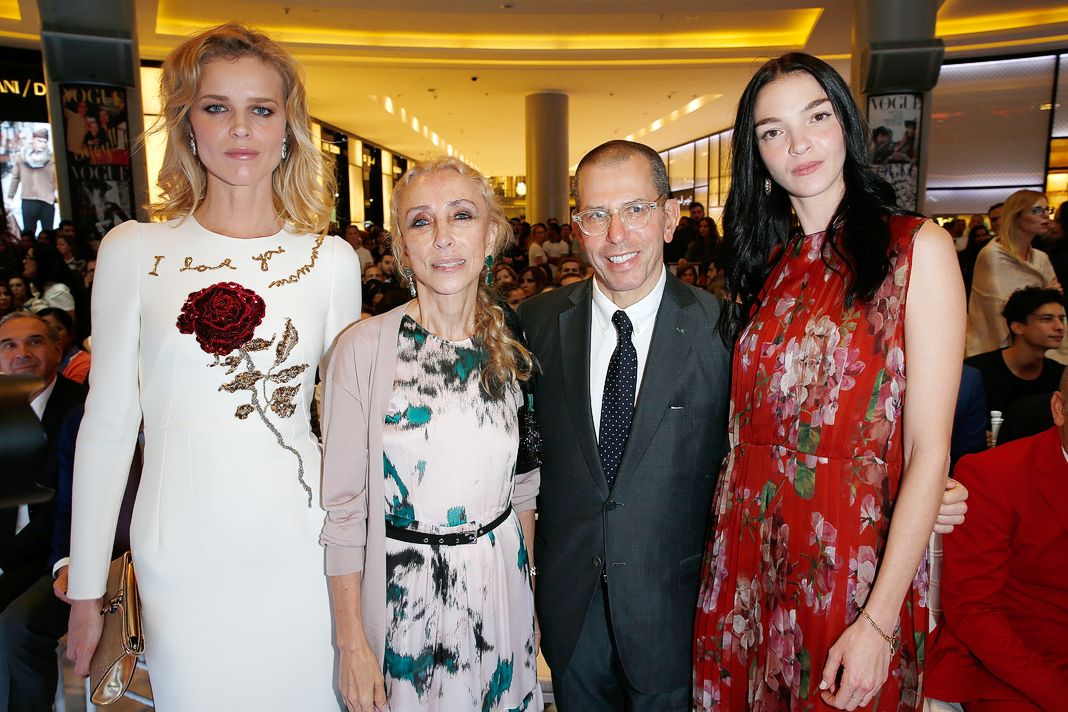 Ева Герцигова, главный редактор Vogue Italia Франка Соццани, Джонатан Ньюхаус и Мариакарла Босконо на показе Talents Fashion в Дубае, 29 октября 2015 г. Ева Герцигова, главный редактор Vogue Italia Франка Соццани, Джонатан Ньюхаус и Мариакарла Босконо на показе Talents Fashion.